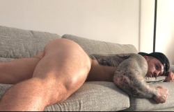 natesumo1:  wolandmasterofthedarkarts:  Let’s hope he never leaves that couch 😉  Damn bring that ass here 