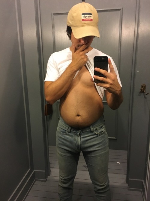 michlxbelly:  So I went to buy some new jeans and I found out that 30’s or 31 size pants don’t fit as well as it used to…