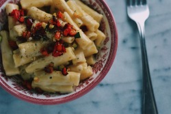 passionforpasta:  mexica-sirena:Vegan Garlic Penne with Sautéed Peppers                  Creamy, garlicky penne—minus the dairy.