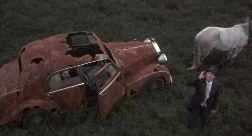 ozu-teapot: The Bed Sitting Room | Richard Lester | 1969Dudley Moore, Peter Cook, Ralph Richard