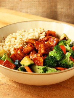 garden-of-vegan:  Teriyaki Peanut Tofu with Stir-Fried Veggies and Brown Rice via ilovevegan.com 