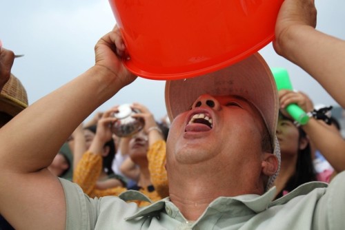 cctvnews:  ‘Empty buckets’ in Henan say no to Ice Bucket Challenge Dozens of people in the drought-hit Henan Province are protesting against the Ice Bucket Challenge, which has become a global viral trend Armed with empty buckets, bowls and other