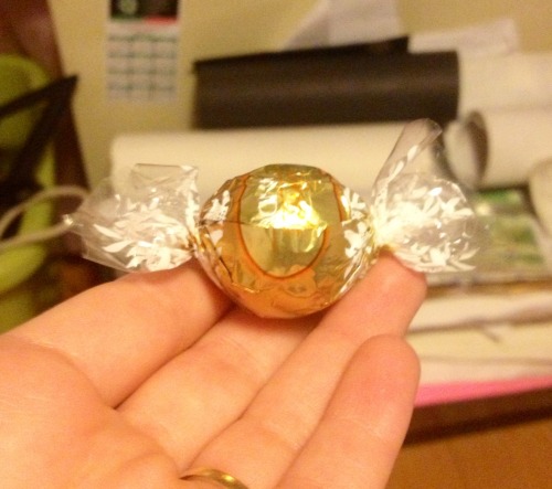 towritelesbiansonherarms:i-learned-it-from-the-pizzaman:This is a Lindor truffle.  My mom bought me 