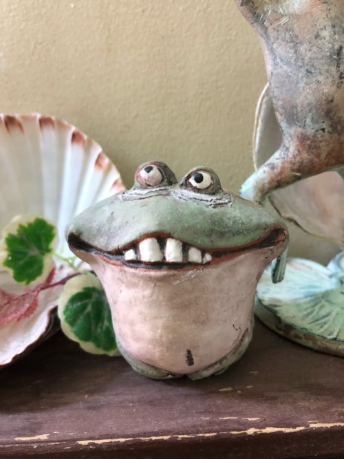 kewlaidbih:  a rating of all the frogs in my neighbors’ frog-themed bathroom very round and good! his face shows an emotion that i can’t quite describe. 10/10 here we have an arts and crafts frog! he has a nice figure but his lack of eyes is unsettling.