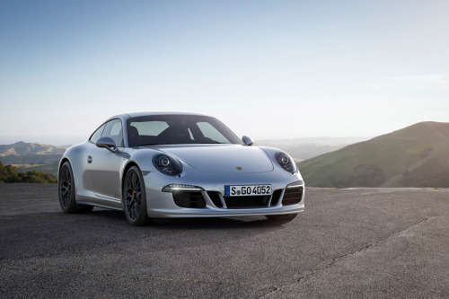 asthetiques:  2015 Porsche 911 GTS.