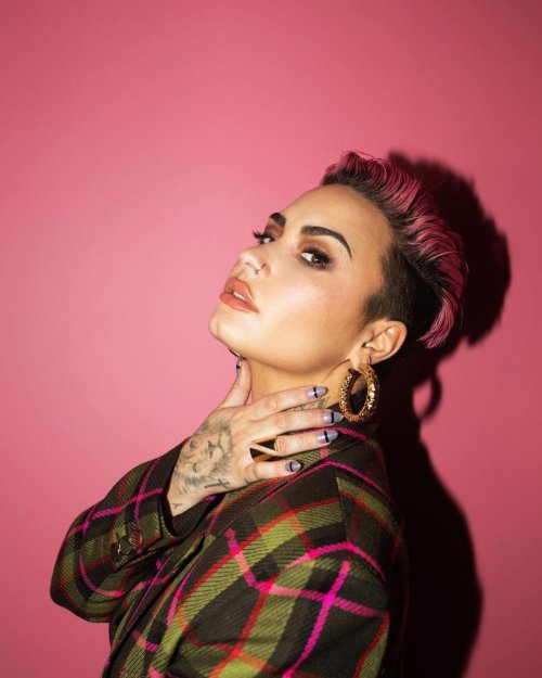 dappertomboy:Demi Lovato by @angelokritikos