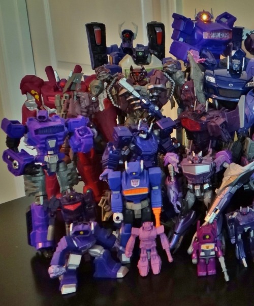 raelling:  Too Many ‘Waves - Part 2: Shockwave EditionGot a request for shots of all the purple dudes together, so here you are. :BYou can’t handle all this logic.