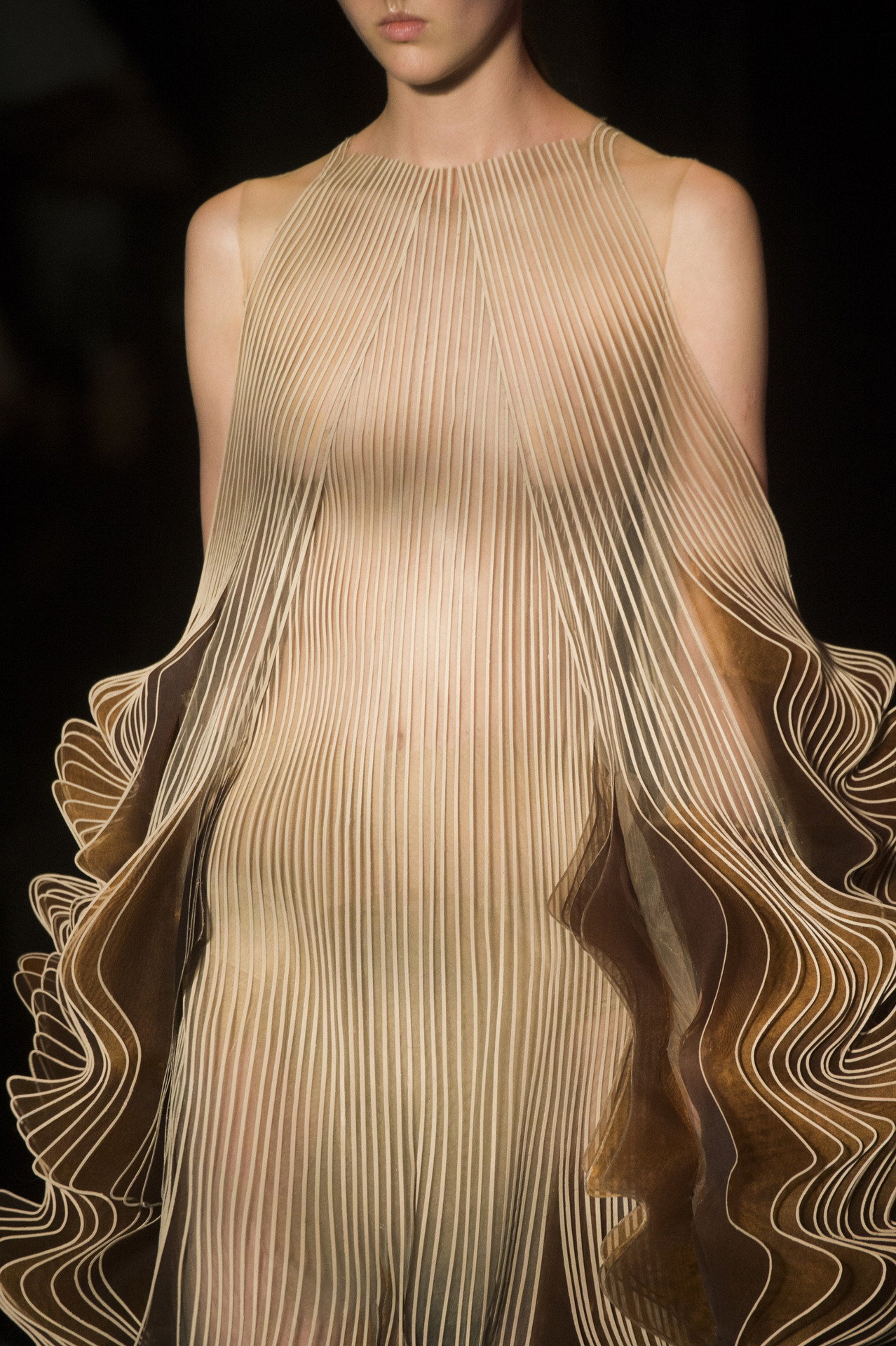 sendommager: Details at Iris van Herpen fall/winter 2018 couture