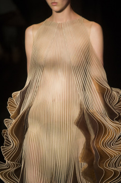 sendommager:Details at Iris van Herpen fall/winter 2018 couture