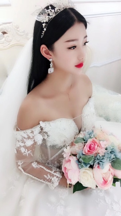 caisini111: 小姊妹明天就要结婚了、好羡慕能吃到大鸡吧了 好正的婚紗，射屏正