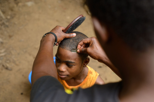 addressunknownn:  gin-gerosa:  latenitelevision:  proteinpills:  ghanailoveyou:  hatteaizgoneuhh:  Resident Barber Nimo gave his nephew a fresh cut this week.  I always find it interesting to watch.  Cape Coast, Ghana  Shit clean as fuck  proper like