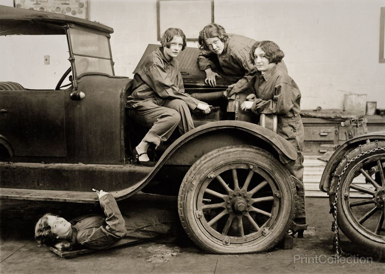 kittyinva:   Kittyinva: 1927 photo of girls working on a car: “High School girls