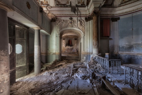 steampunktendencies: Stunning Abandoned Homes Are Surprisingly Full Of Life “Abandoned homes a