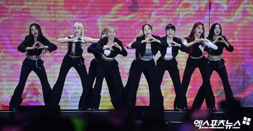 Kep1er performing &lsquo;WA DA DA&rsquo; at the 28th SBS Dream Concert