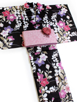 kimono-labo:  《今日の着物コーディネート》黒地に華やかな秋の花が咲き誇る、大人可愛い浴衣のコーディネートです(^-^)桔梗や撫子を中心とした絵柄は夏にぴったりのデザインですね。派手になりすぎない大人の雰囲気で、同系色の帯を合わせています。