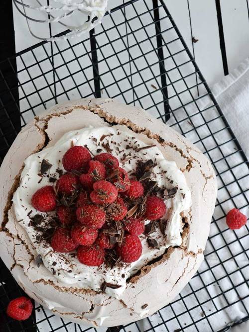 fullcravings:Chocolate Pavlovayes please