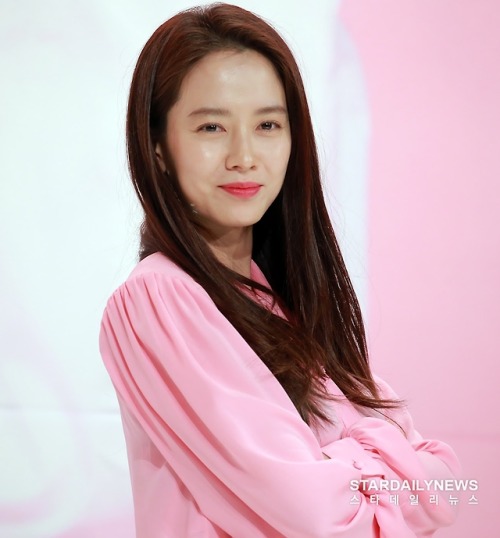 ONSTYLE Song Jihyo’s Beauty View Press Conference. Pretty in piiiinnnk!