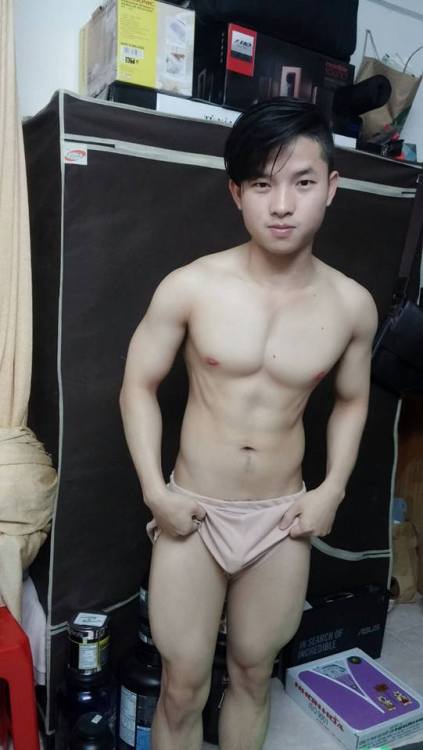 bravenguyen:  choikhongiu:  duycute113:  manjam1981:  traidepquanhta:  Gym boy Tiến - Part 1Chưa biết thẳng hay cong mà nhìn tướng đúng chuẩn bot luôn  be nay bot quan 2, lt roi hang thi ok ma o ngoai lùn lam hay di lam cong qua trong