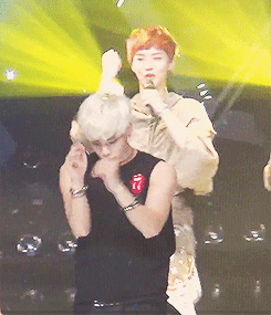 hongdork:  Jonghyun dancing to ‘Wolf’ during EXO’s Music Core encore stage 