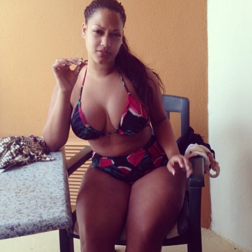 thickleggz:  shin80:  Meaty!  A shorty and a blunt… that’s all I really want… Click HERE for more ThickLeggz. Click HERE to submit your Thick.    ThickLeggz