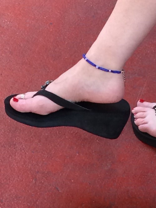 herhappyhubby:My wife wearing the anklet her boyfriend gave her to tease me.  Many thanks to cagesto