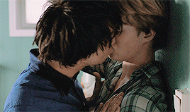 darkmagic1998:  mke-boy:  Aggressive  I swear that I will stay if I was him :c 