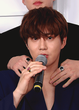 lawlliets: (181214) Suho’s pretty face + Sehun’s pretty hands 