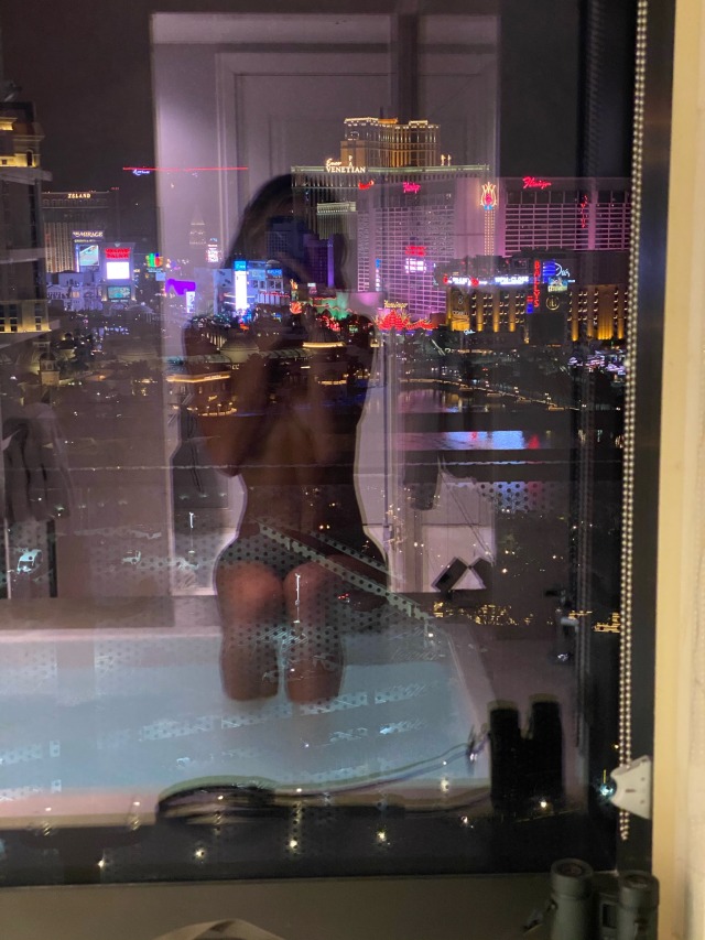 kayseeray:When your tub has a view of the city you take a bath 