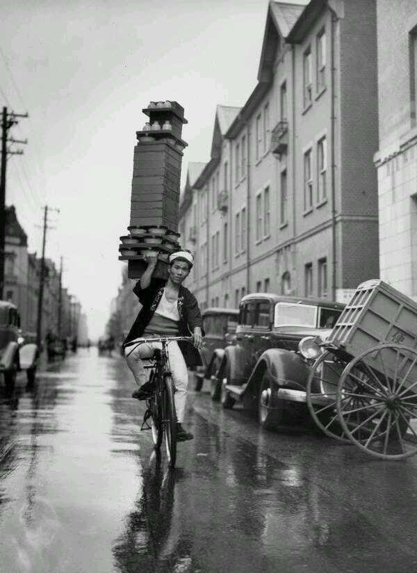 Amazing service…
A delivery boy for a Tokyo Restaurant carries a tray of Soba Bowls.