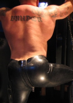 pervdom6666:  FUKKKKKKKKKKKKKKKKKKKKK – I have never – in all my years as a DOM TOP  – ever wanted to CUNTROL a ZIPPER as much as I want to CUNTROL the ZIPPER currently residing over the ass crack of that magnificent muscle ass. Hail SSaTan.  