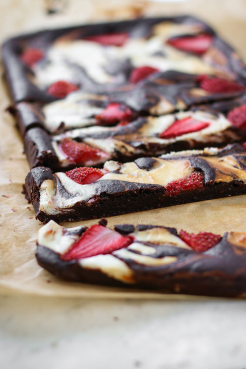 plasmatics-life:  Strawberry Chocolate Cheesecake Bars - {&amp;  Recipe} | {Official