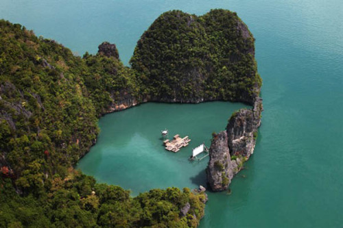 jumpingjacktrash:coolthingoftheday:The Archipegalo Cinema is an open-air, floating movie theater loc