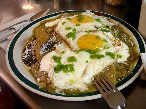 mexicanfoodporn:Chilaquiles verdes, frijoles refritos y huevos estrellados, si ya no se te quita la 