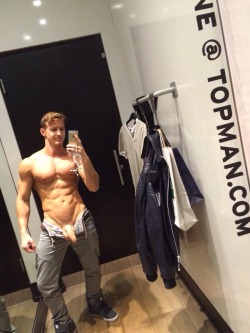 cartesajouer:  Darius Ferdynand clothing store selfie