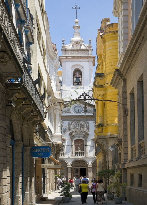 Street scene in the historic district of Rio de Janeiro, Brazil (by Quasebart).