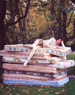 bienenkiste:  Milla Jovovich by Tim Walker