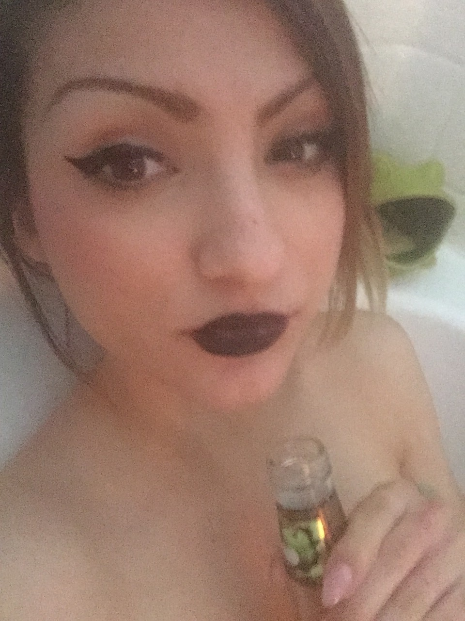 littleharlot-starlet:  Shitty daze pretty face