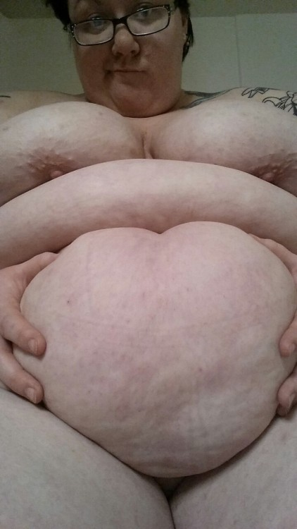 biggirlsrockmyworldx:  knittedbewbs:  Bellie, bewbs, and ass.  Absolute Perfection….