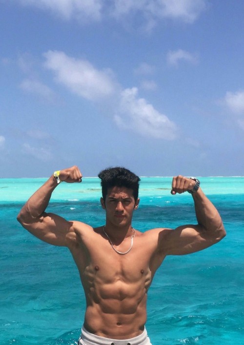 chicosguaposlindos:  Chino Cruz Stripper Desnudo