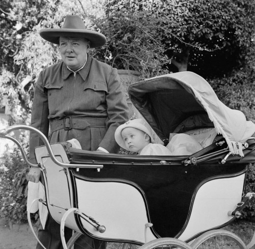 WinstonChurchill in the gardens of the British Embassy in Cairo (Egypt,August 8th, 1942).Churchill i