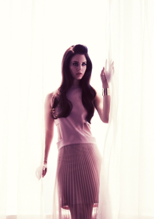 disneyprincesshigh:    Merry Christmas Eve! Here’s one more set of 2 exclusive Lana outtakes, taken from her Vogue China shoot in 2012.
