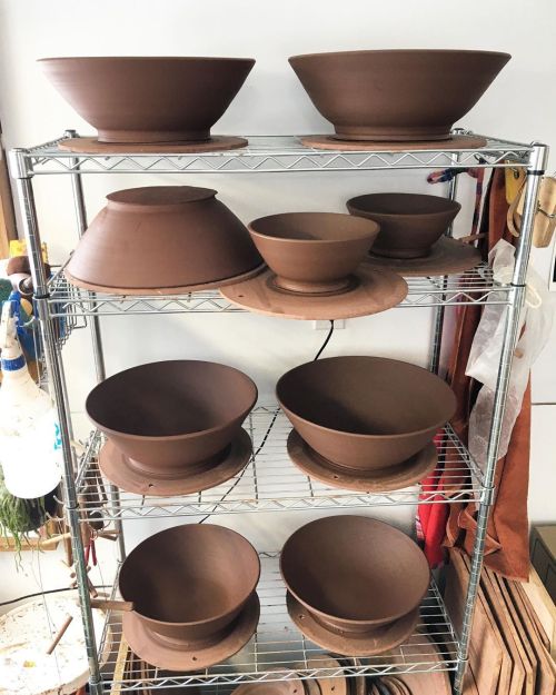 Bowl trimming kinda day #potterslife #handmadebowls #ceramicsstudio #potterystudio #girlbosshttps: