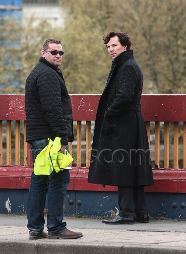 ppq-1:Benedict Cumberbatch films a scene for the new series Sherlock on Vauxhall Bridge 27 Apr 2016 