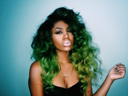 dyehardblackhair:  goldenxpvssy:  Her hair