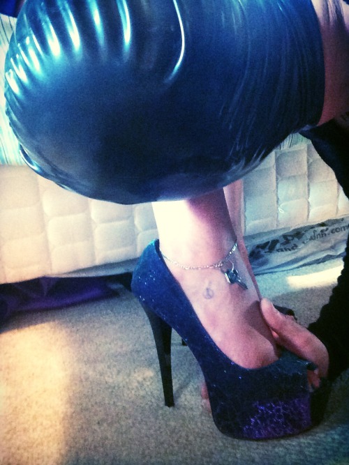 goddess8090:It must be so frustrating kissing my feet with your key dangling in front of your face.