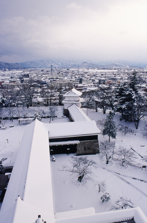 雪一面 OR1201150217雪の鶴ヶ城 (会津城) から走長屋と干乾櫓を望む。By : Yuriko IKEDA