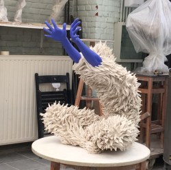 littlelimpstiff14u2:       Luo Li Rong’s Bold, Graceful Figurative Sculptures  Luo Li Rong’s  figurative sculptures evoke movement and intrigue, whether it’s the  artist’s feminine, graceful figures or her otherworldly creatures. The  China-born,