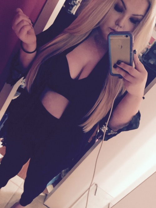 buxom-barbie:  Im feelin myself. And going out on a Tuesday. ✌🏻️💕