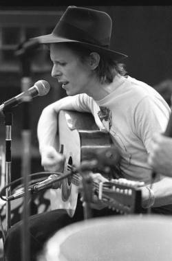 soundsof71:  David Bowie rehearsing at the