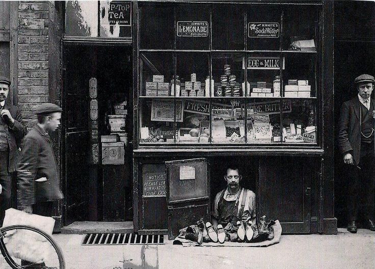  The smallest shop in London - a shoe salesman with a 1.2 square meter shoe store,